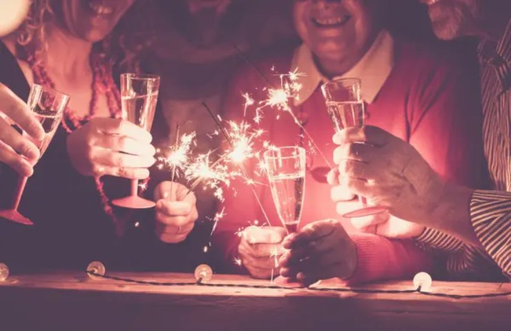 Gruppo di persone che festeggia Capodanno (Depositphotos foto) - www.notiziesecche.it