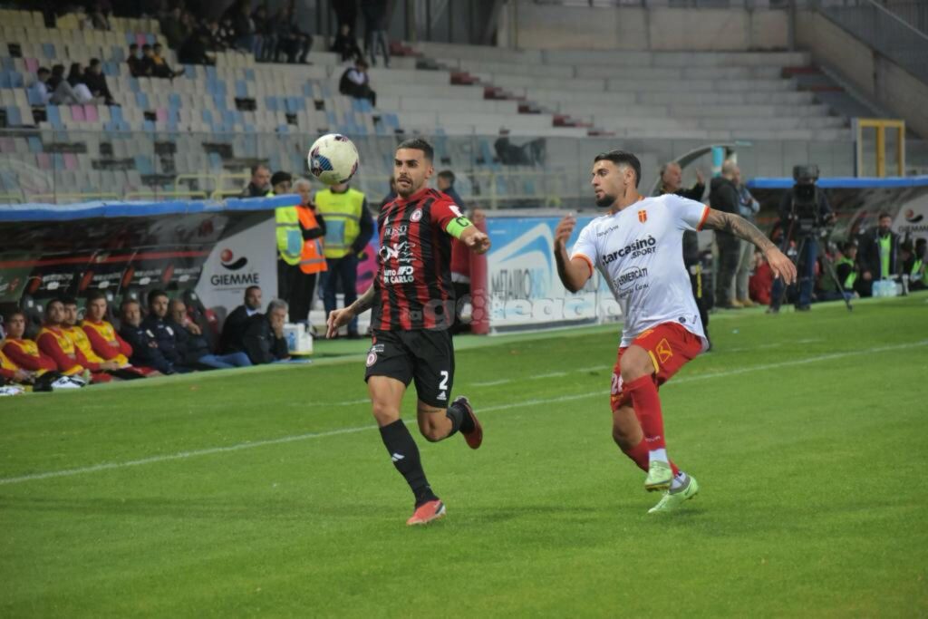 Immagine in evidenza: uno scatto di Foggia-Messina (Serie C - girone C 2023/24) - crediti: foto di Luigia Spinelli (RIPRODUZIONE VIETATA)