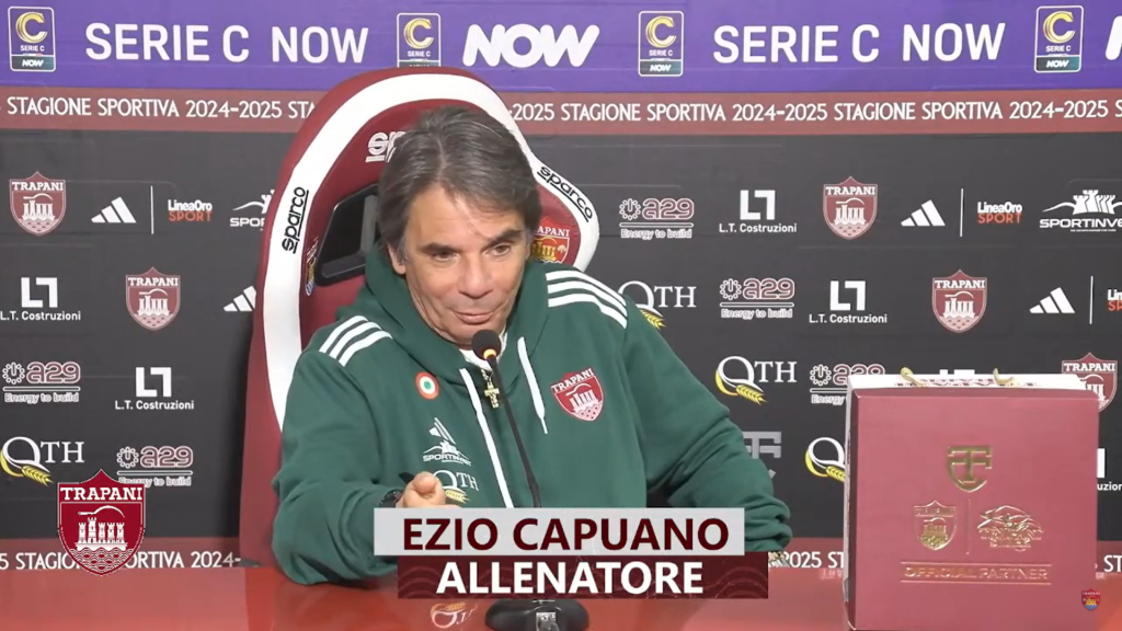 Immagine in evidenza: mister Ezio Capuano - crediti foto: canale ufficiale YouTube Trapani Calcio (frame da video)