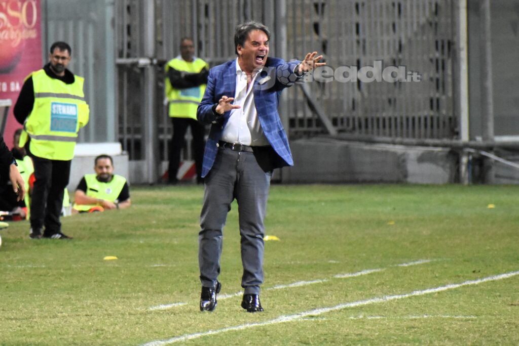 Immagine in evidenza: mister Ezio Capuano - crediti: foto di Luigia Spinelli/lagoleada.it (RIPRODUZIONE VIETATA)
