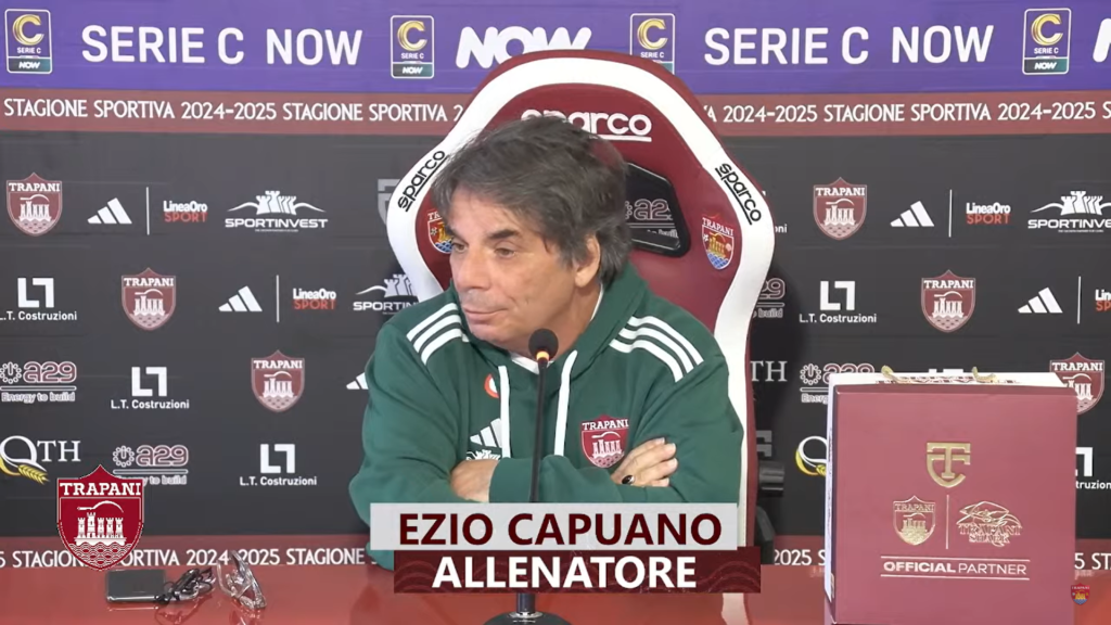 Immagine in evidenza: mister Ezio Capuano - crediti foto: canale ufficiale YouTube Trapani Calcio (frame da video)