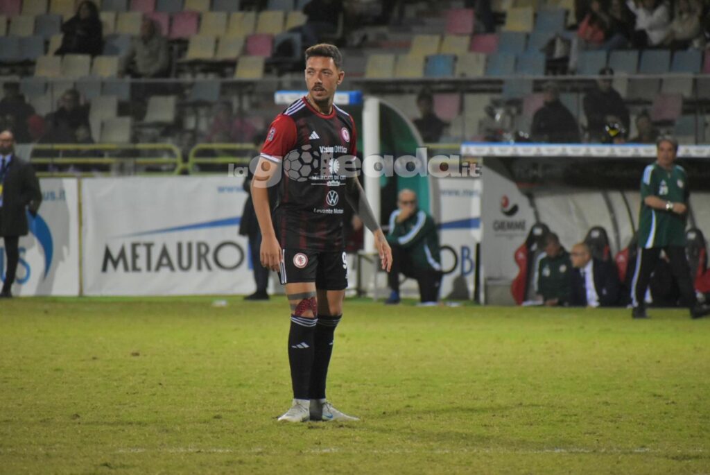 Immagine in evidenza: uno scatto di Foggia-Taranto (Serie C - girone C 2024/25) - crediti: foto di Luigia Spinelli (RIPRODUZIONE VIETATA)