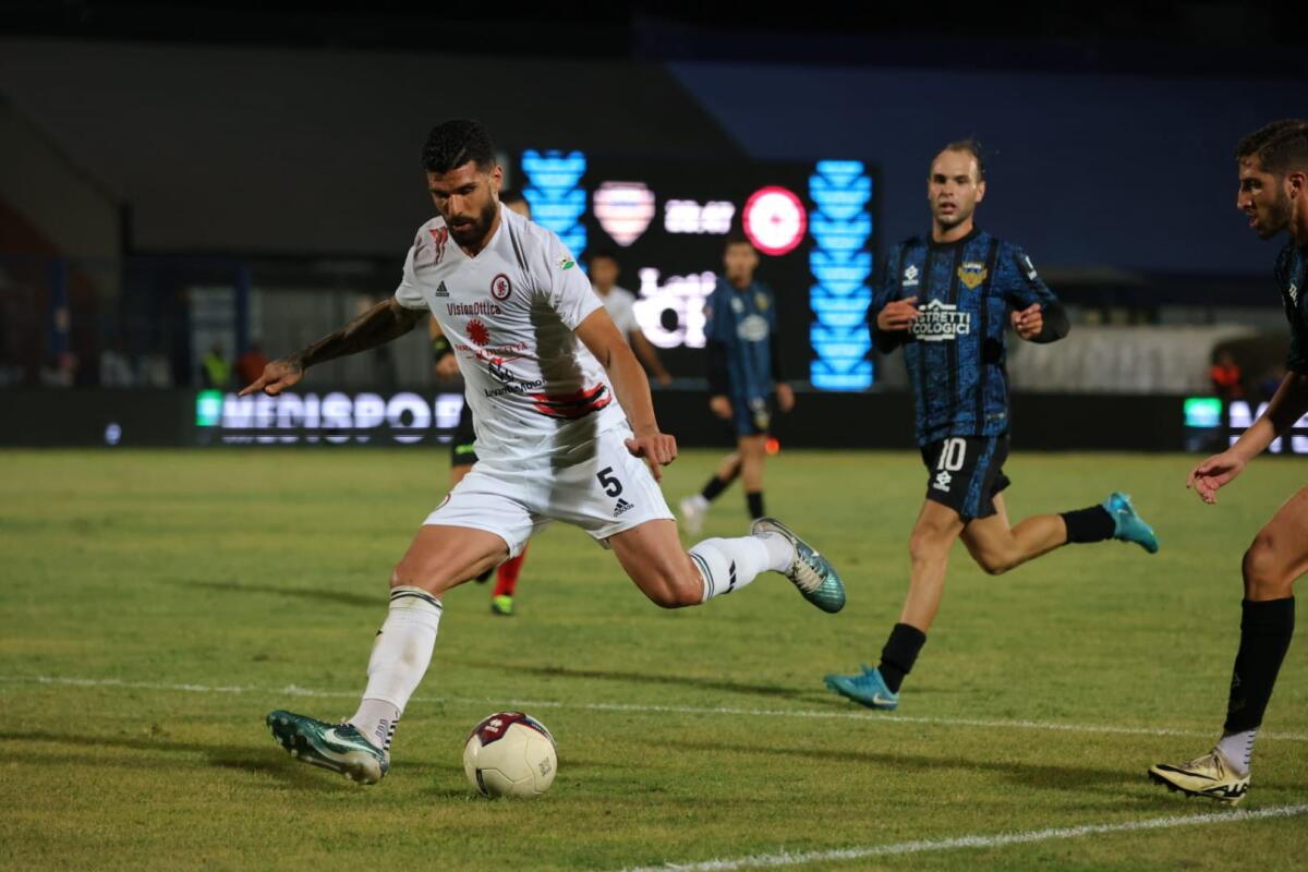 Calciomercato Foggia, c’è il Monopoli su Gargiulo: le ultime - Immagine in evidenza: uno scatto di Latina-Foggia (Serie C - girone C 2024/25) - crediti: foto di Federico Antonellis/Calcio Foggia 1920