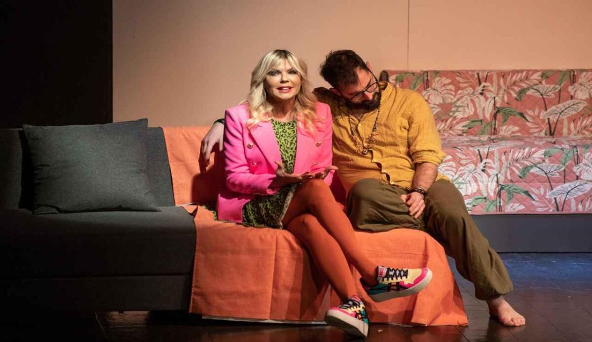 "Una Come Me": la sorprendente commedia sulla doppia identità - "Una Come Me": la sorprendente commedia sulla doppia identità