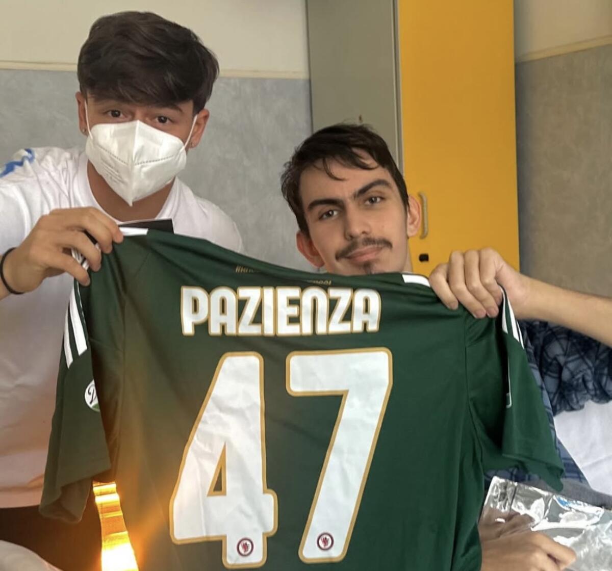 Foggia, Matteo torna a casa dopo 110 giorni - Nella foto Orazio Pazienza e Matteo, foto dalle storie Instagram di Pazienza