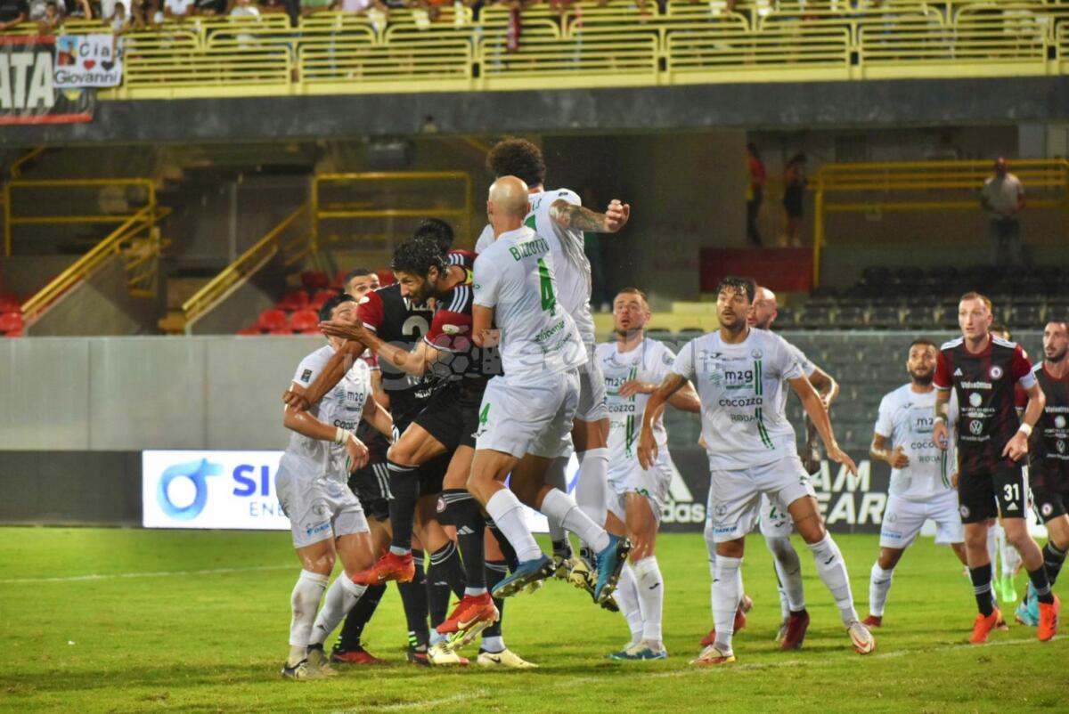 Dove vedere Monopoli-Foggia? Ecco il canale - Immagine in evidenza: uno scatto di Foggia-Monopoli (Serie C - girone C 2024/25) - crediti: foto di Luigia Spinelli/lagoleada.it (RIPRODUZIONE VIETATA)