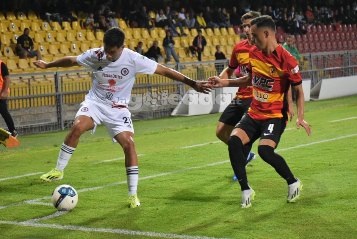 Vezzoni: "Vittoria meritata e sofferta. Accettiamo i fischi, speriamo di..." - Immagine in evidenza: uno scatto di Benevento-Foggia (Serie C - girone C 2024/25) - crediti: foto di Luigia Spinelli (RIPRODUZIONE VIETATA)