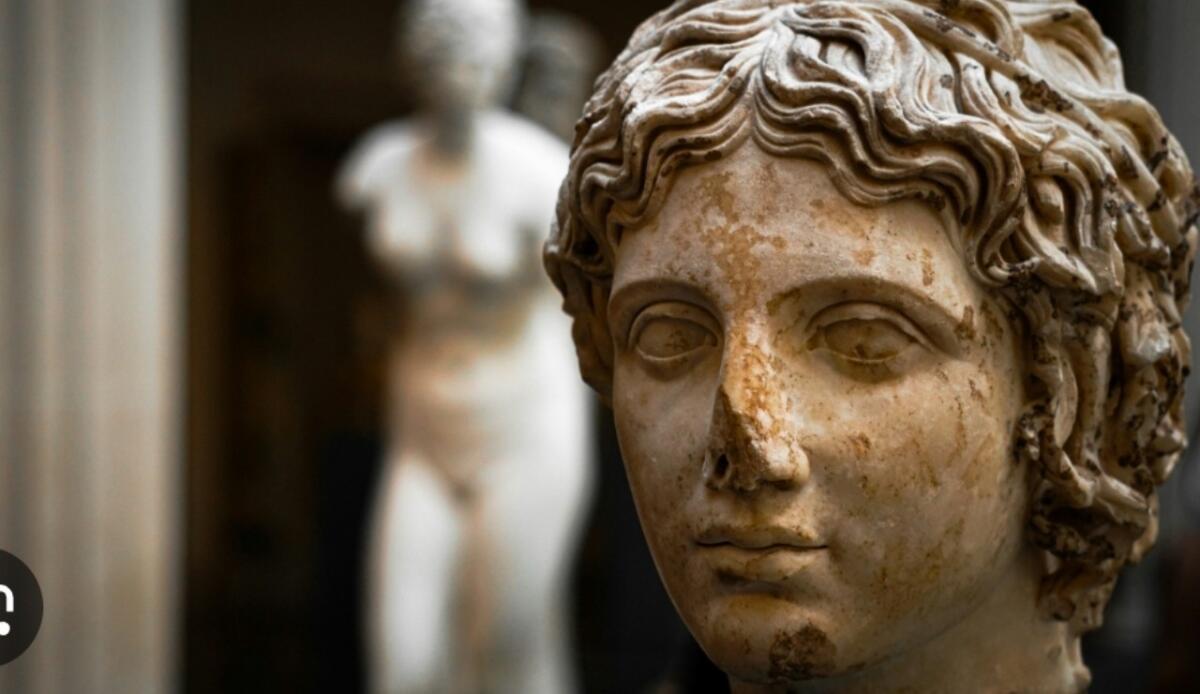 Perché le statue greche erano dipinte? La verità nascosta dietro i marmi bianchi - La verità nascosta sulle statue greche e romane (Shutterstock Foto) - www.qrios.it