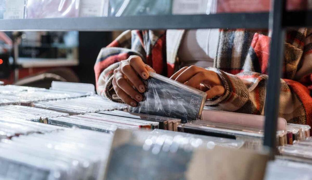 Controlla subito se hai questo CD in casa: potrebbe valere una fortuna - CD, ecco i dischi da collezione delle migliori band (Pexels) - www.findbest.it
