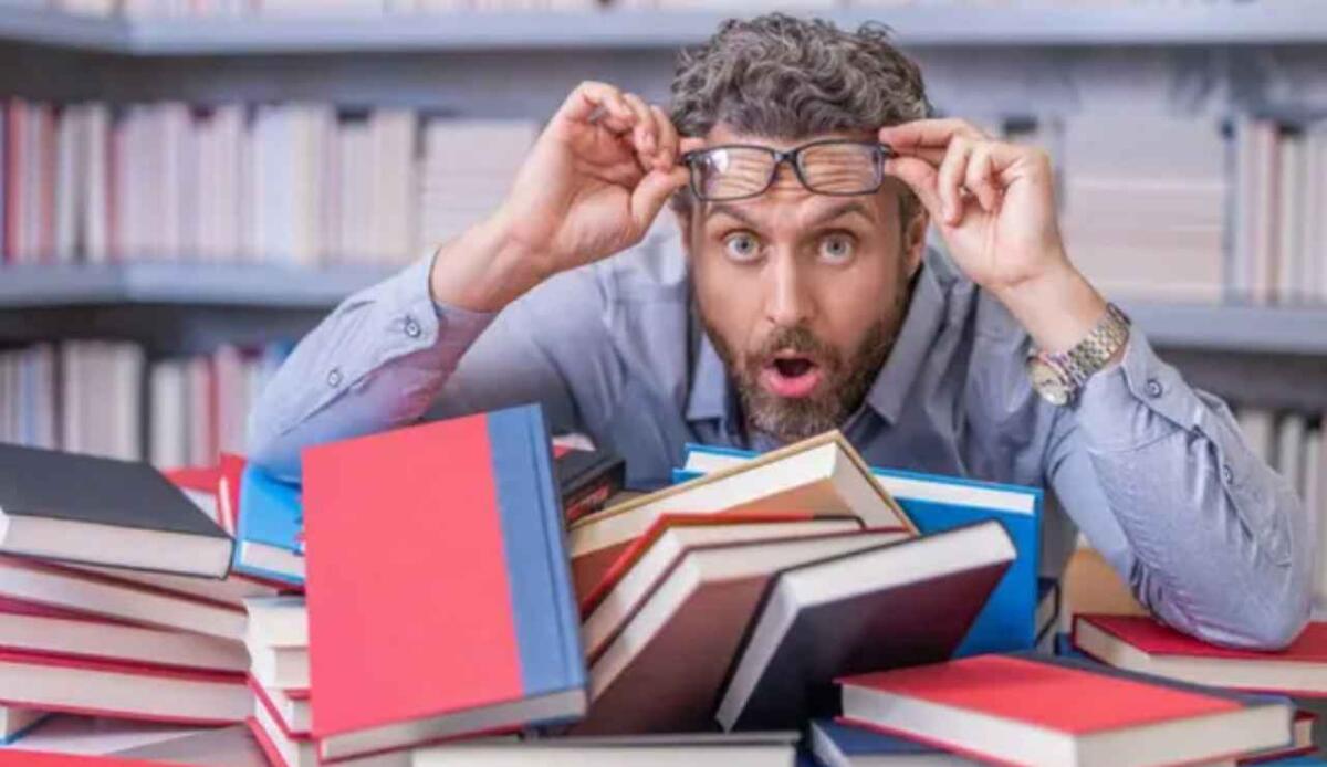 Cervello, è sempre più difficile memorizzare: perché non ricordiamo ciò che leggiamo? - Uomo con libri (Depositphotos foto) - www.notiziesecche.it