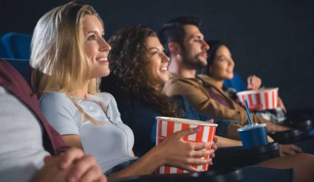 Agli italiani piace andare al cinema? I dati parlano chiaro - Persone al cinema (Depositphotos foto) - www.notiziesecche.it