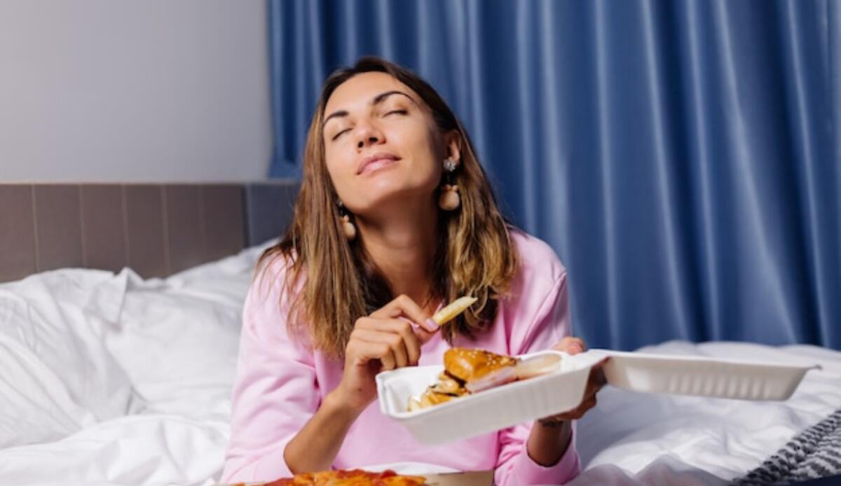 Ti viene sonno dopo aver mangiato? Ecco il perché dell'abbiocco post pranzo - Sonno post pranzo: Attenzione a cosa mangi! (Freepik Foto) - www.qrios.it