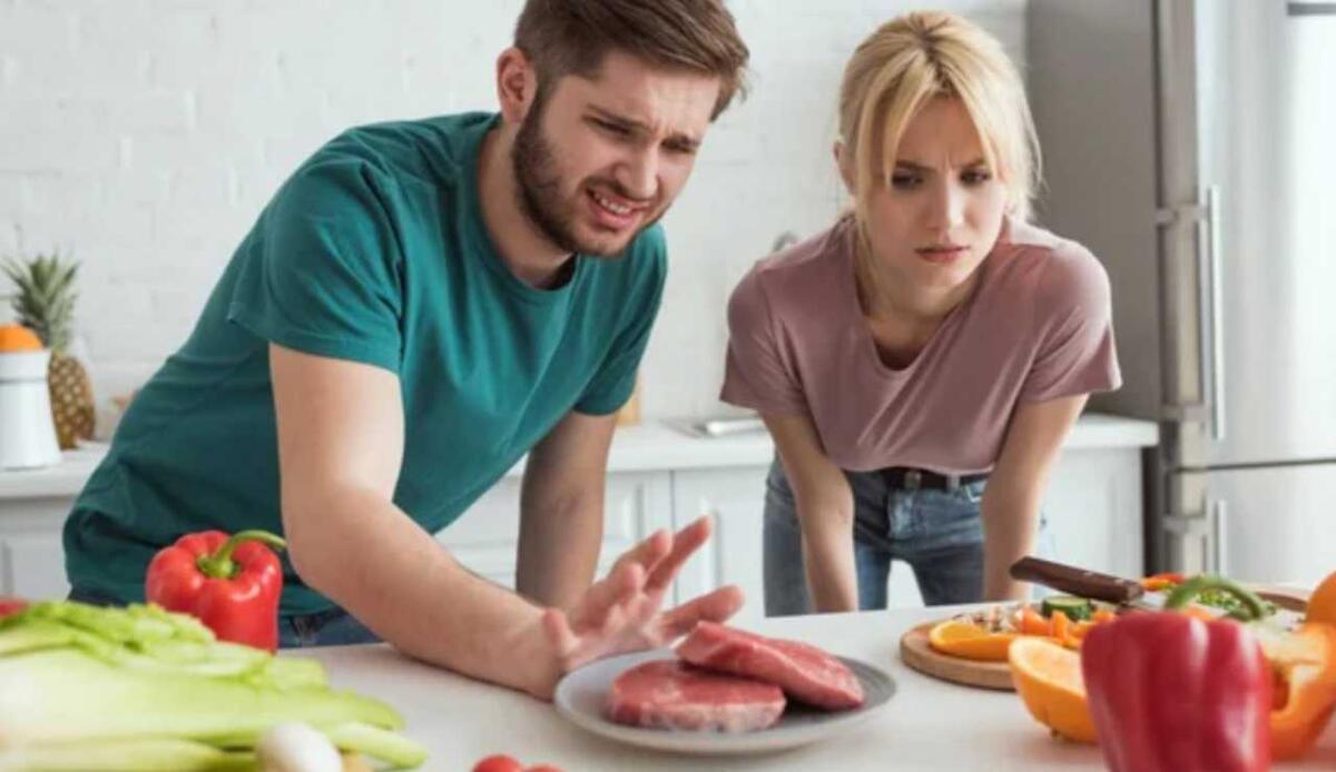 Carne di pitone, in futuro questo alimento entrerà nelle nostre cucine - Coppia rifiuta carne (Depositphotos foto)  - www.notiziesecche.it