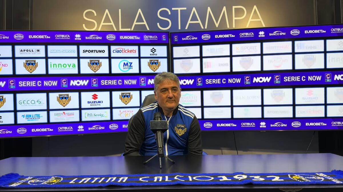 Latina, Boscaglia: "Foggia, avversario tostissimo. Mi aspetto..." - Immagine in evidenza: mister Roberto Boscaglia - crediti foto: canale ufficiale YouTube Latina Calcio (frame da video)