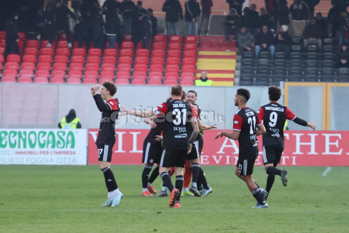 Foggia, gara pazza allo Zac: col Benevento è 2-2 - Immagine in evidenza: uno scatto di Foggia-Benevento (Serie C - girone C 2024/25) - crediti: foto di Monica Carbosiero su gentile concessione dell’autrice. Tutti i diritti riservati all’autrice.