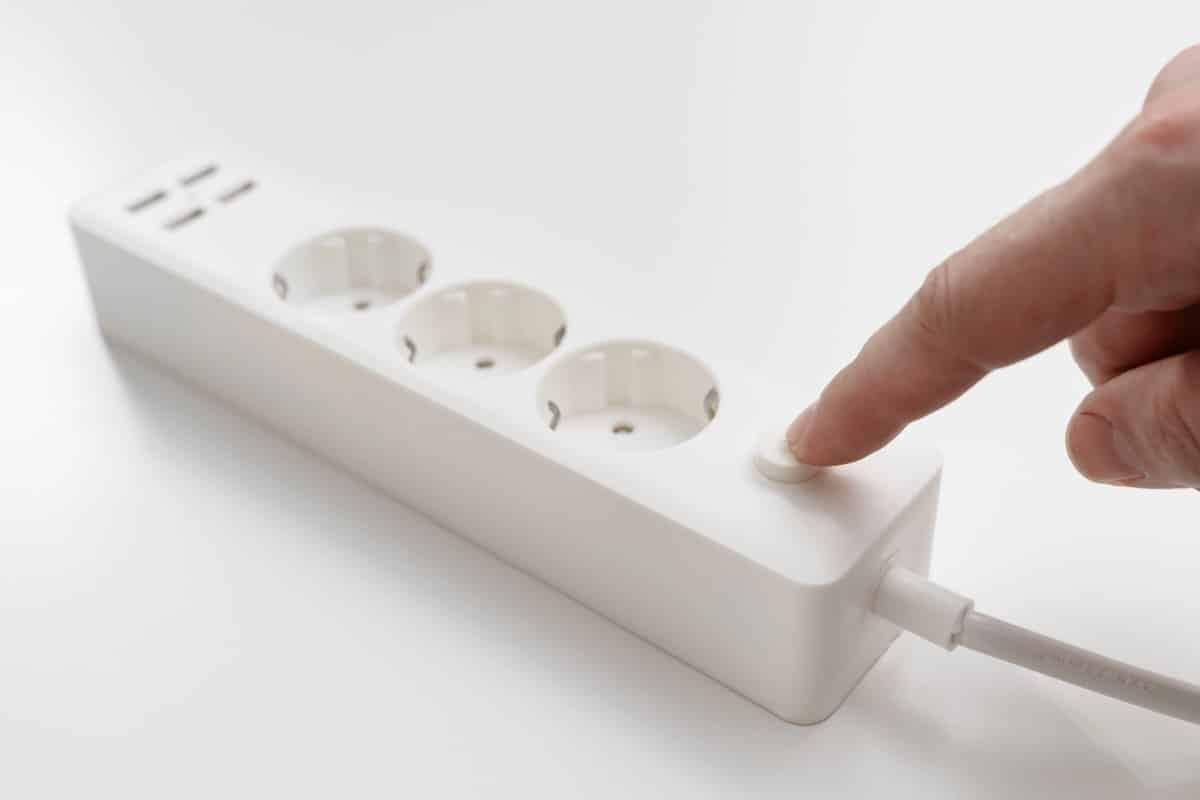 Come tenere sotto controllo le bollette con le prese smart - Un dispositivo smart per il controllo della casa (depositphotos.com) - www.findbest.it