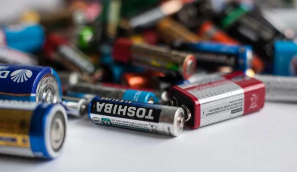 La sua durata sarà "infinita": è in arrivo la batteria al carbonio-14 - Illustrazione di alcune batterie (Depositphotos FOTO) - findbest.it