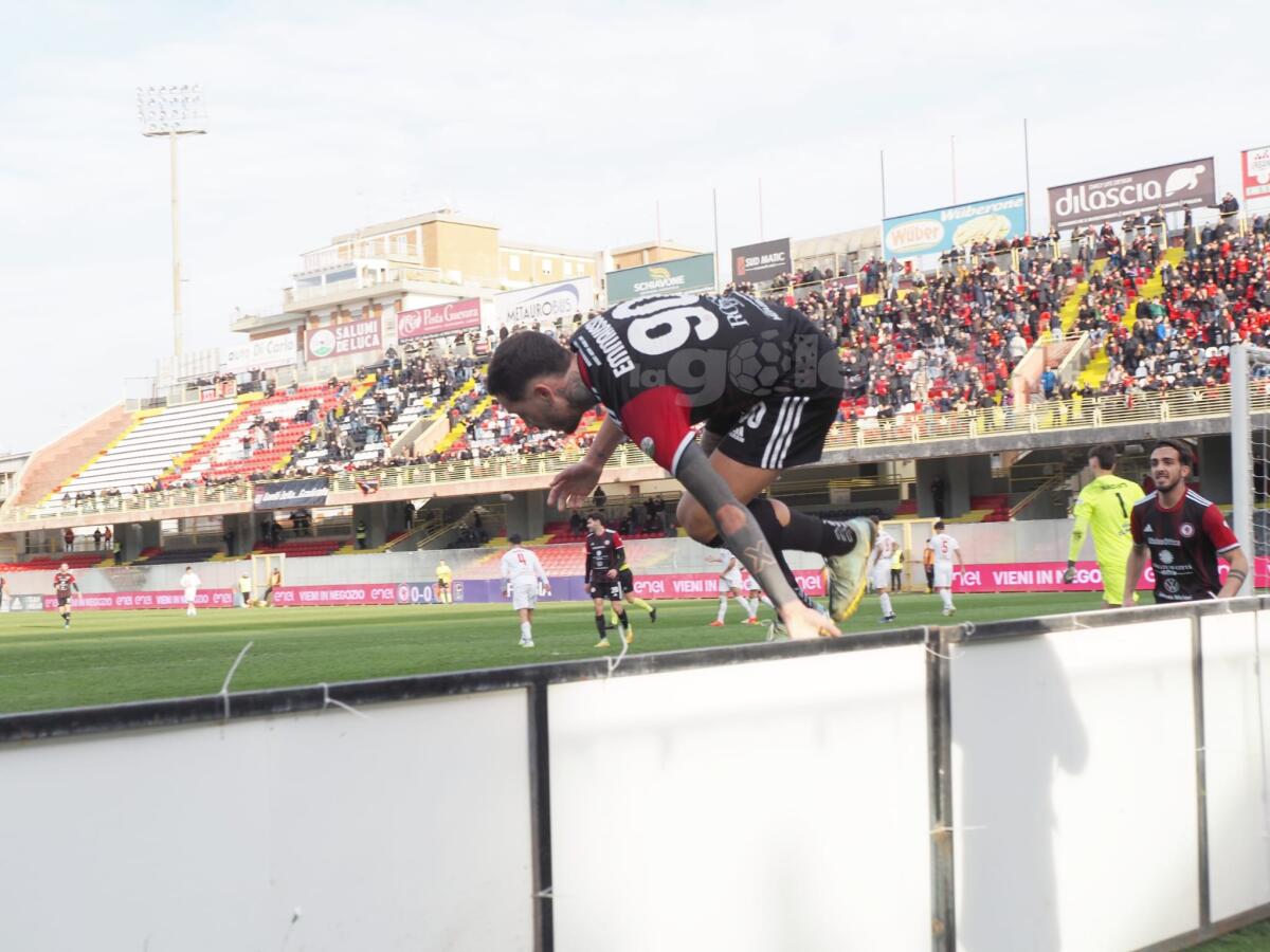 Foggia, un rossonero nella Top 11 del 24° turno - Immagine in evidenza: uno scatto di Foggia-Benevento (Serie C - girone C 2024/25) - crediti: foto di Monica Carbosiero su gentile concessione dell’autrice. Tutti i diritti riservati all’autrice.