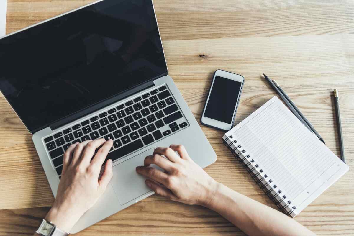 Come scegliere il miglior laptop per te: 5 domande da farti prima dell’acquisto - Una guida all'acquisto del computer ideale (depositphotos.com) - www.findbest.it