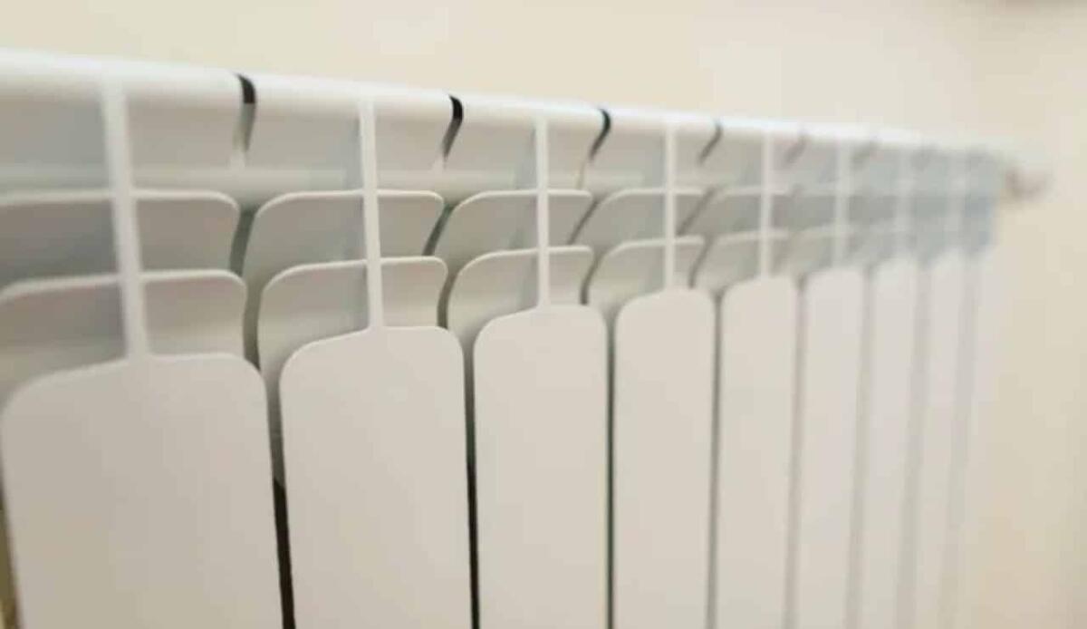 Riscaldamento: i pannelli termoriflettenti sono utili per risparmiare energia? - Termosifoni (Depositphotos foto) - www.findbest.it