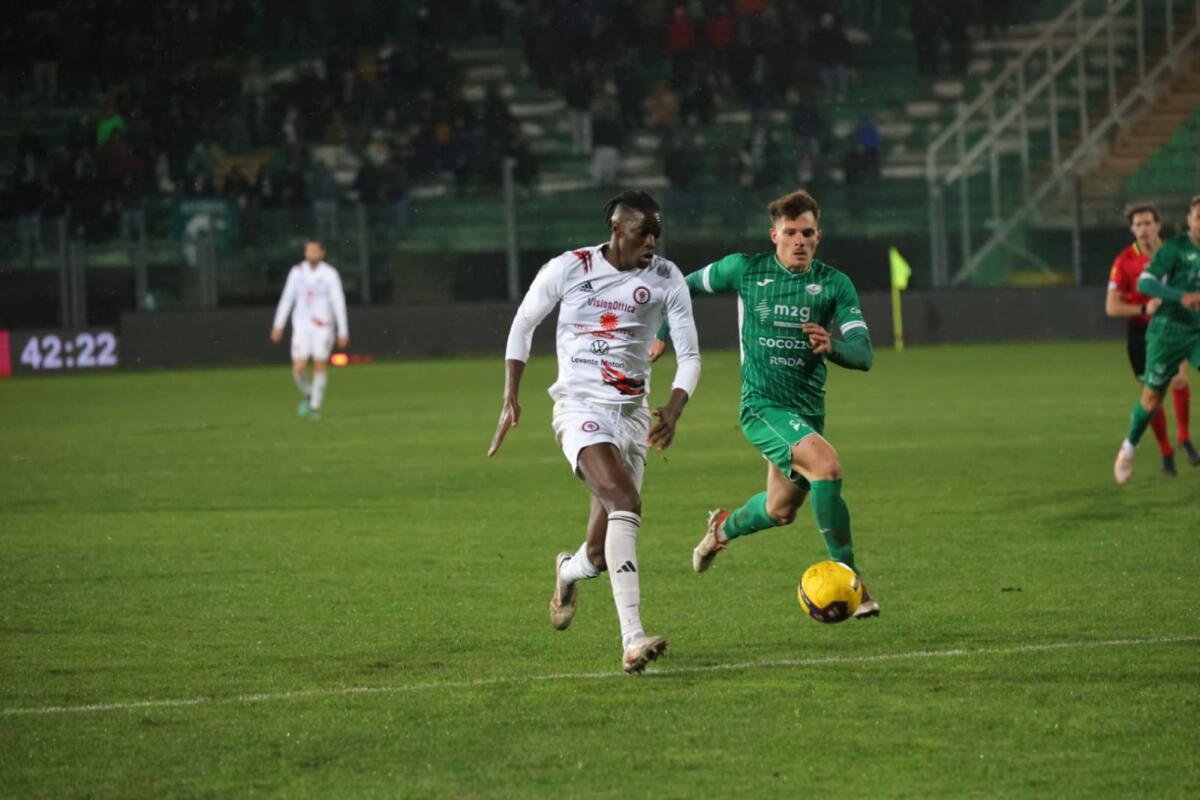 Foggia, la sveglia arriva tardi: il Monopoli vince e vola in vetta - Immagine in evidenza: uno scatto di Monopoli-Foggia (Serie C - girone C 2024/25) - crediti: foto di Federico Antonellis/Calcio Foggia 1920