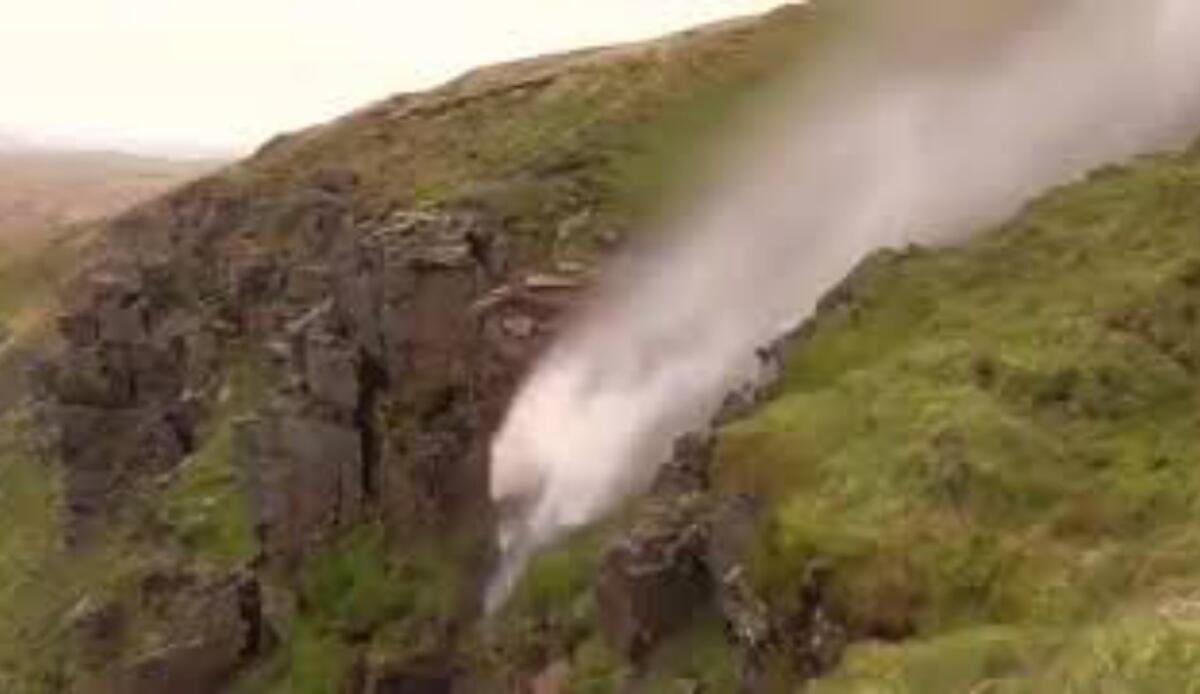 Questa cascata scorre al contrario: qual è l'origine di questo fenomeno? - Questa cascata inglese scorre al contrario! (Facebook Foto) - www.qrios.it