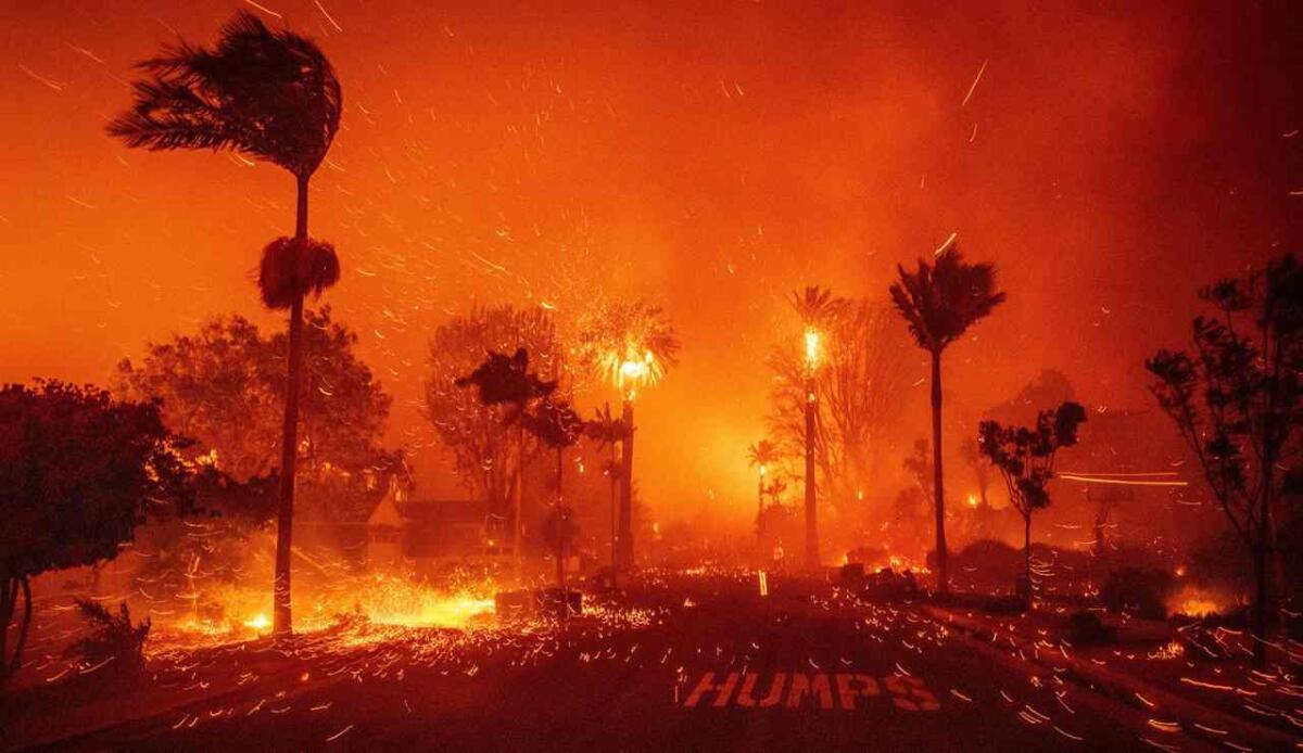Incendi a Los Angeles: sospese molte produzioni cinematografiche - Il terribile incendio di Los Angeles (CNN foto) - www.notiziesecche.it