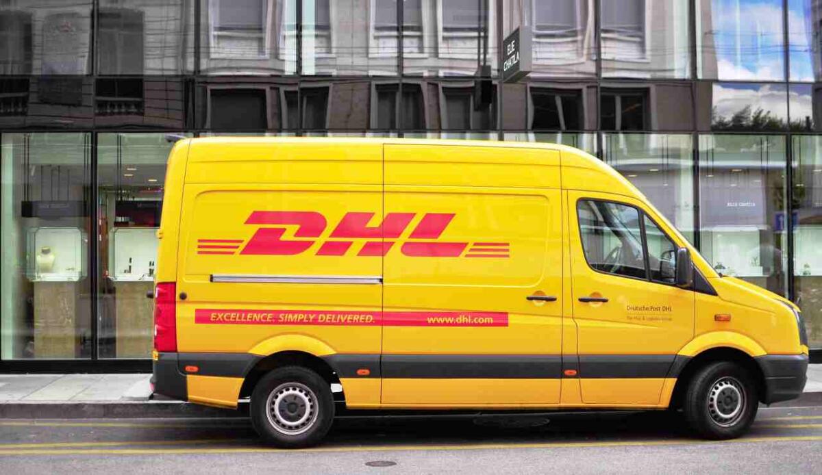 Frode DHL: non fare mai questa cosa o ti svuotano il conto - DHL, ecco cosa sta succedendo con i messaggi che arrivano agli utenti (DepositPhotos) - www.findbest.it