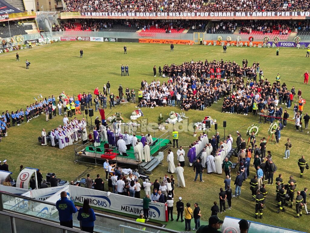Immagine in evidenza: la funzione funebre di Michele Biccari, Samuel Del Grande e Gaetano Gentile allo Zaccheria - crediti: foto di Mario Mescia/lagoleada.it (RIPRODUZIONE VIETATA)