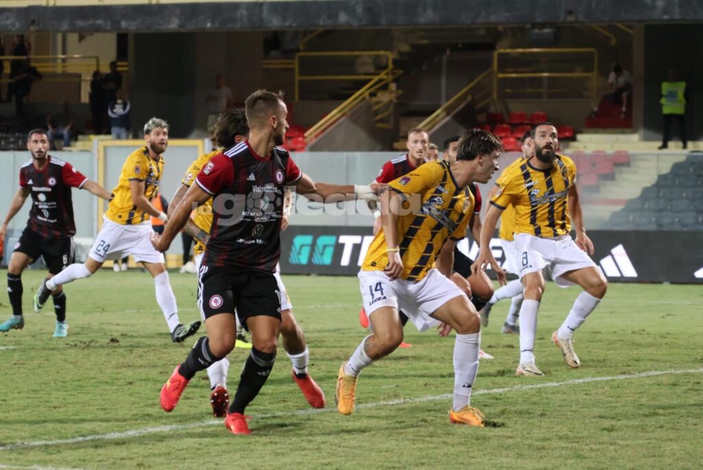Immagine in evidenza: uno scatto di Foggia-Giugliano (Serie C - girone C 2024/25) - crediti: foto di Monica Carbosiero (RIPRODUZIONE VIETATA)