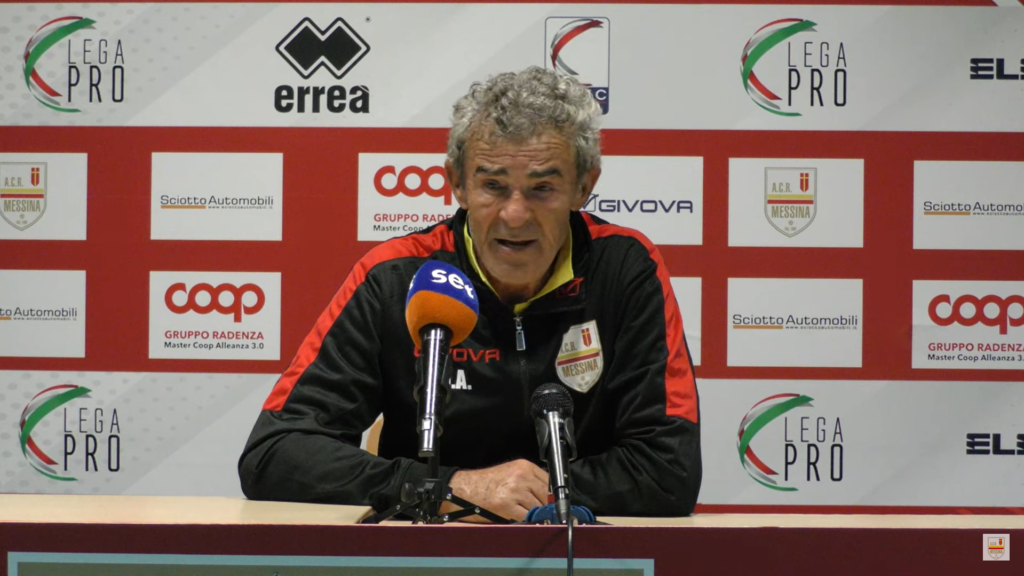 Immagine in evidenza: mister Gaetano Auteri - crediti foto: canale ufficiale YouTube ACR Messina (frame da video)