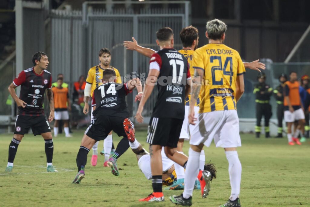 Immagine in evidenza: uno scatto di Foggia-Giugliano (Serie C - girone C 2024/25) - crediti: foto di Monica Carbosiero (RIPRODUZIONE VIETATA)