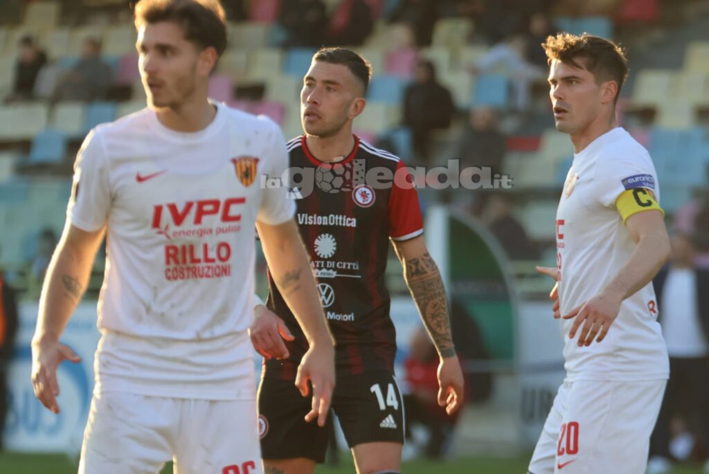 Immagine in evidenza: uno scatto di Foggia-Benevento (Serie C - girone C 2024/25) - crediti: foto di Monica Carbosiero su gentile concessione dell’autrice. Tutti i diritti riservati all’autrice.