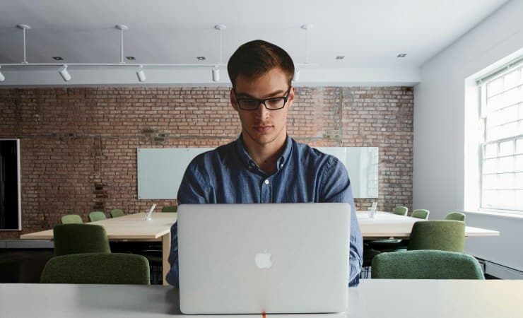 Ragazzo giovane a lavoro (Pixabay foto) - www.findbest.it