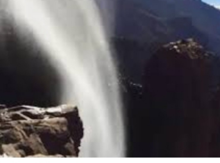 Questa cascata inglese scorre in una direzione inimmaginabile! (Facebook Foto) - www.qrios.it