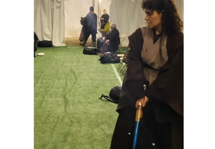 L'attrice si allena con la spada laser (jazmasri instagram screenshot) - www.insolenzadir2d2.it