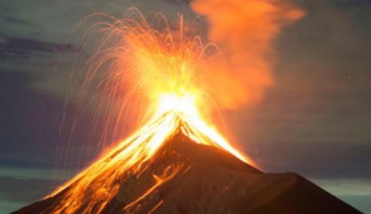 Il vulcano che congelò il mondo: la straordinaria eruzione che cambiò il clima nel 1815 - Esplosione di un vulcano, quando diventa devastante (Shutterstock Foto) - www.qrios.it