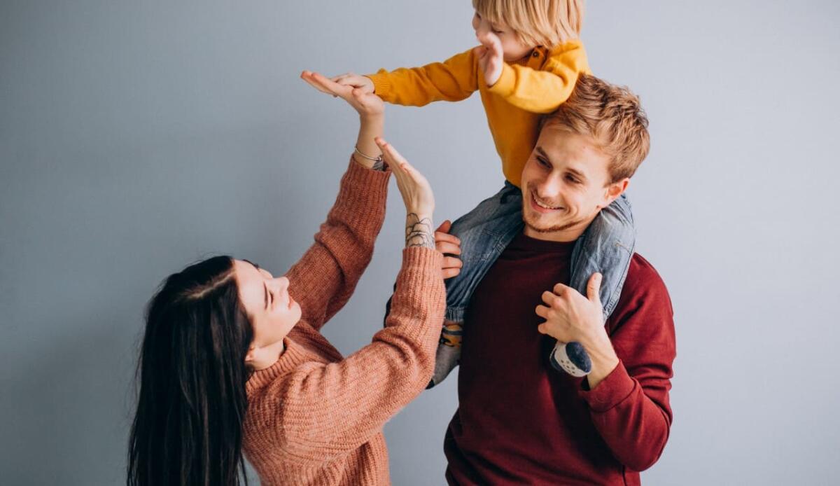 Dediche per i figli: le frasi che ogni figlio vorrebbe farsi dire dai propri genitori - Figli, ecco le frasi più belle da dedicare (Freepik Foto) - www.notiziesecche.it