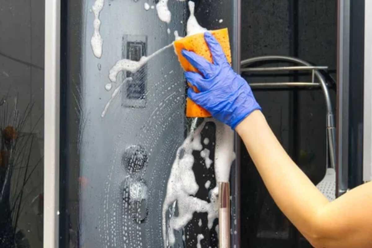 Vetro della doccia macchiato? Ecco i trucchi per farlo rimanere sempre trasparente - Questi sono i migliori trucchi per pulire il vetro della doccia - StatoDonna.it (DepositPhoto)