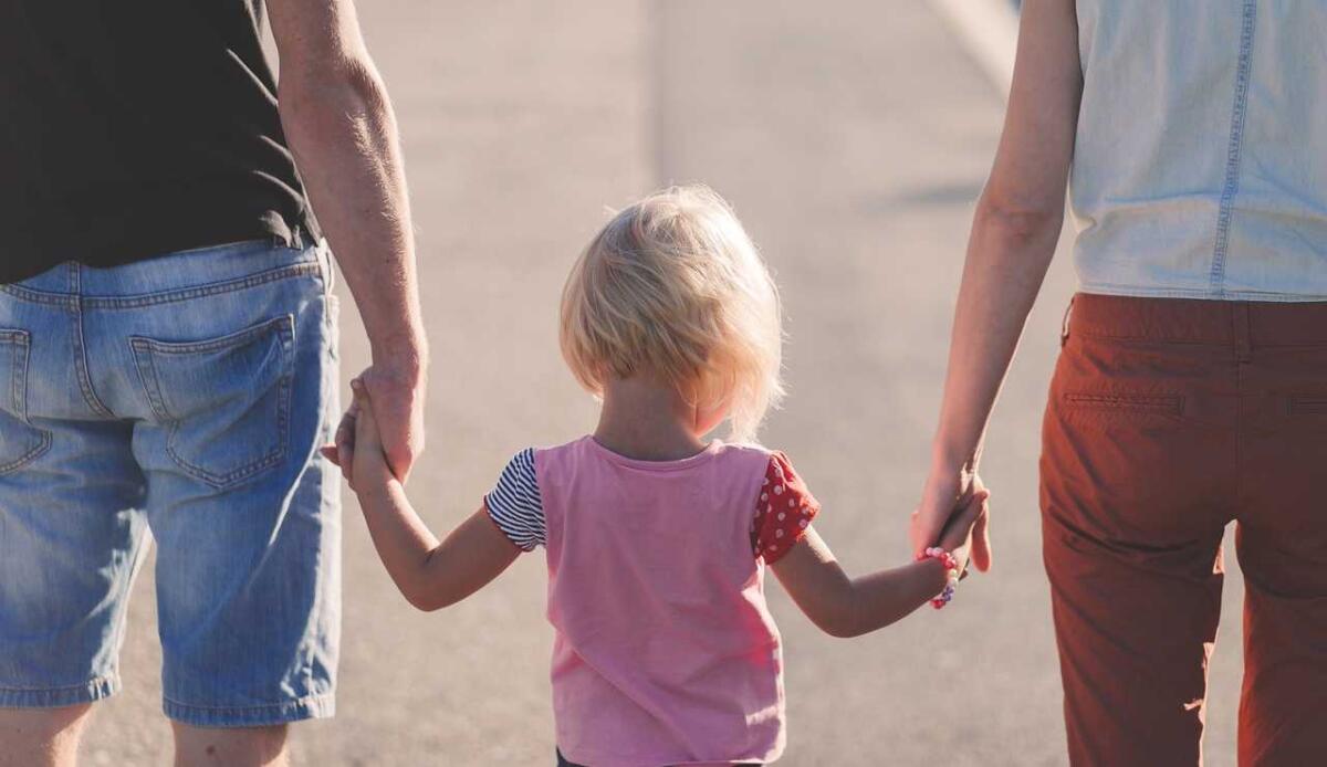 Congedo parentale: attenzione ai giorni festivi, anche sabato e domenica si contano - Famiglia di spalle (Pixabay foto) - www.notiziesecche.it