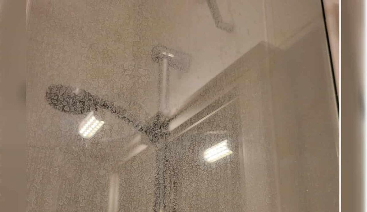 Vetro della doccia macchiato: fai così e sarà sempre trasparente - Doccia, sporco e calcare ecco la soluzione (Vecteezy Foto) - www.notiziesecche.it