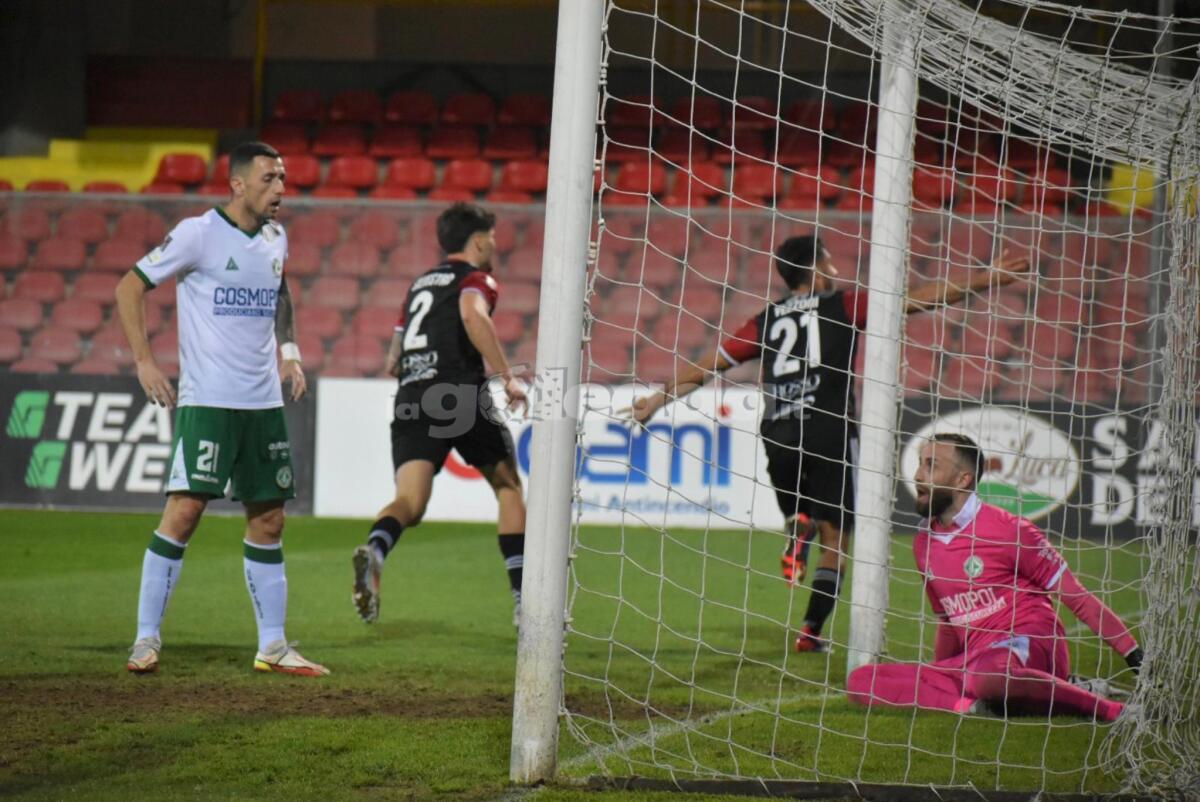Foggia, colpo grosso allo Zac: Vezzoni regola l'Avellino - Immagine in evidenza: uno scatto di Foggia-Avellino (Serie C - girone C 2024/25) - crediti: foto di Luigia Spinelli/lagoleada.it (RIPRODUZIONE VIETATA)