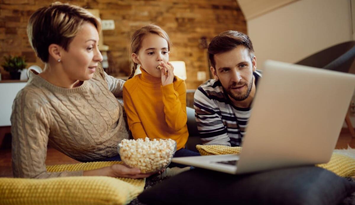 Dialoghi ridondanti e trame semplici: così le serie si adattano alla distrazione - Intrattenimento, come fare quando diventa troppo semplice (Freepik Foto) - www.notiziesecche.it
