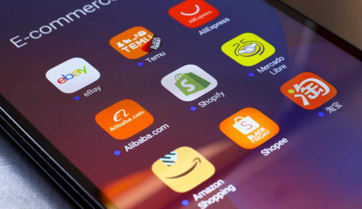 L'UE punta a rendere responsabili i giganti dell'e-commerce come Temu e Amazon per i prodotti difettosi - App di shopping, cambiamento in vista per i colossi dell'e-commerce in Europa (DepositPhotos) - FindBest