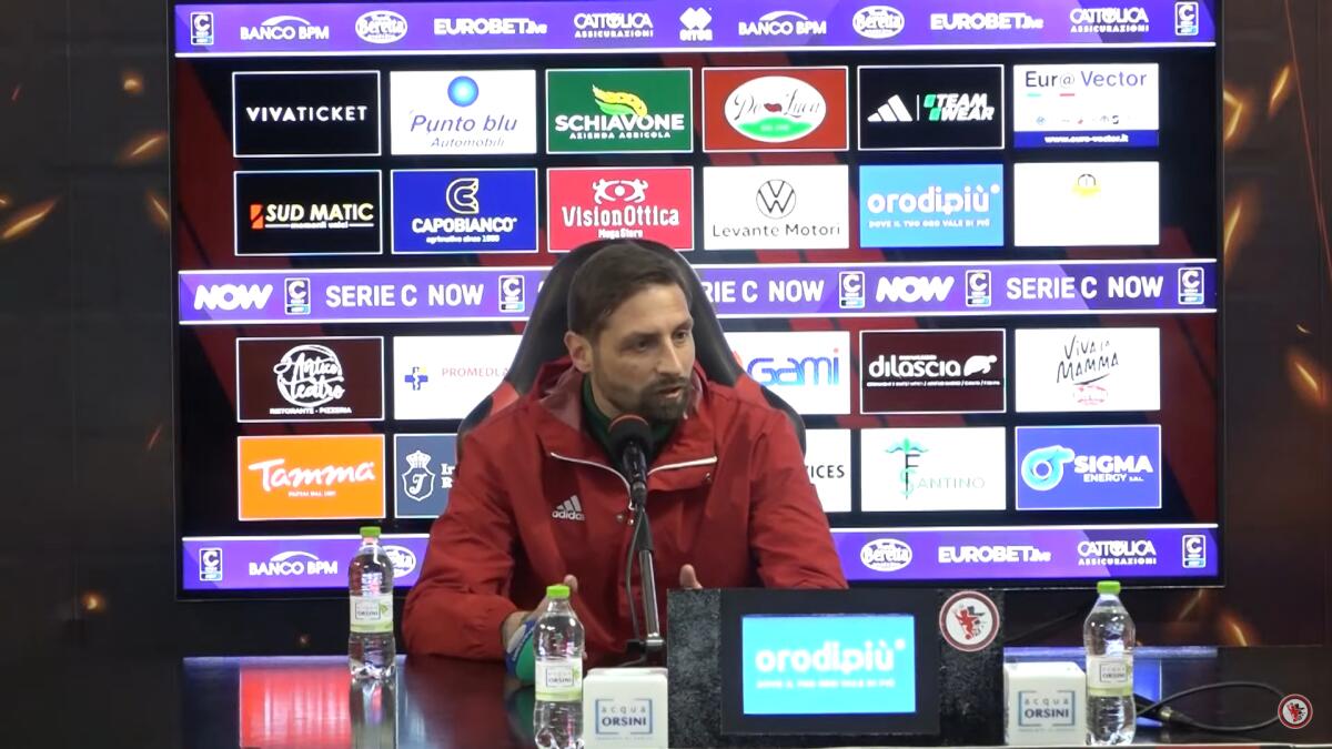 Foggia, Lucchini: "Rispetto per il Taranto, situazione non piacevole" - Immagine in evidenza: mister Stefano Lucchini - crediti foto: canale ufficiale YouTube Calcio Foggia 1920 (frame da video)