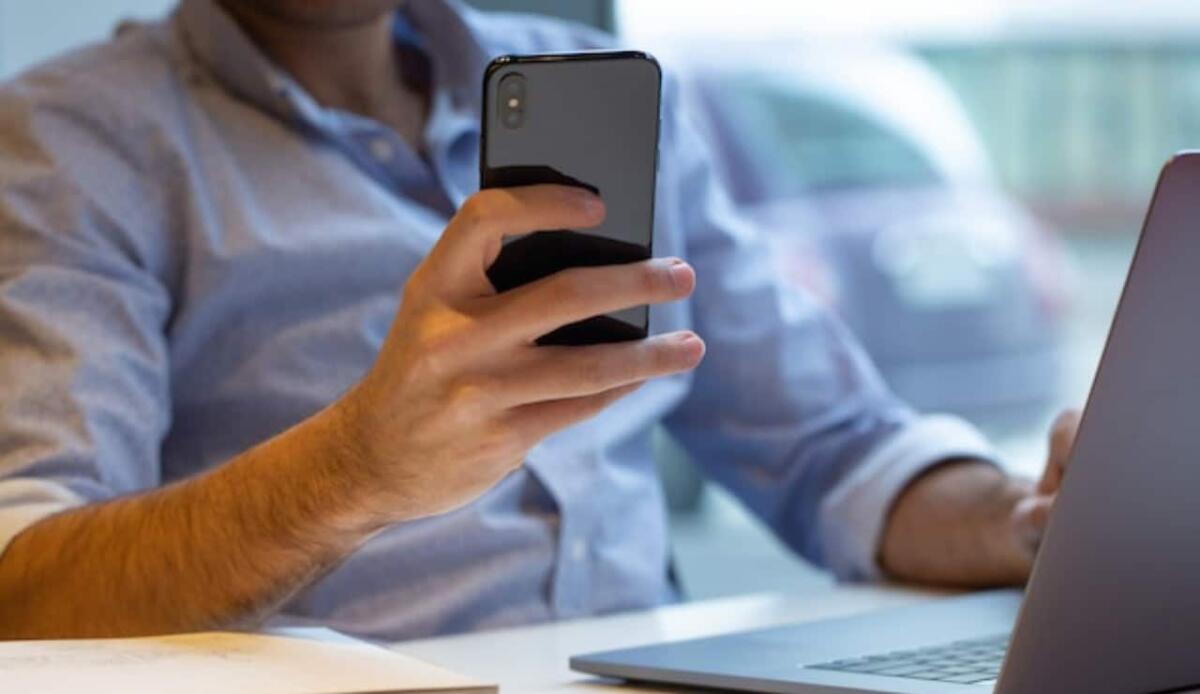 Lo sai che il tuo telefono ti spia? Ecco come proteggere la tua privacy - Smartphone, ci spiano? (Freepik Foto) - www.findbest.it