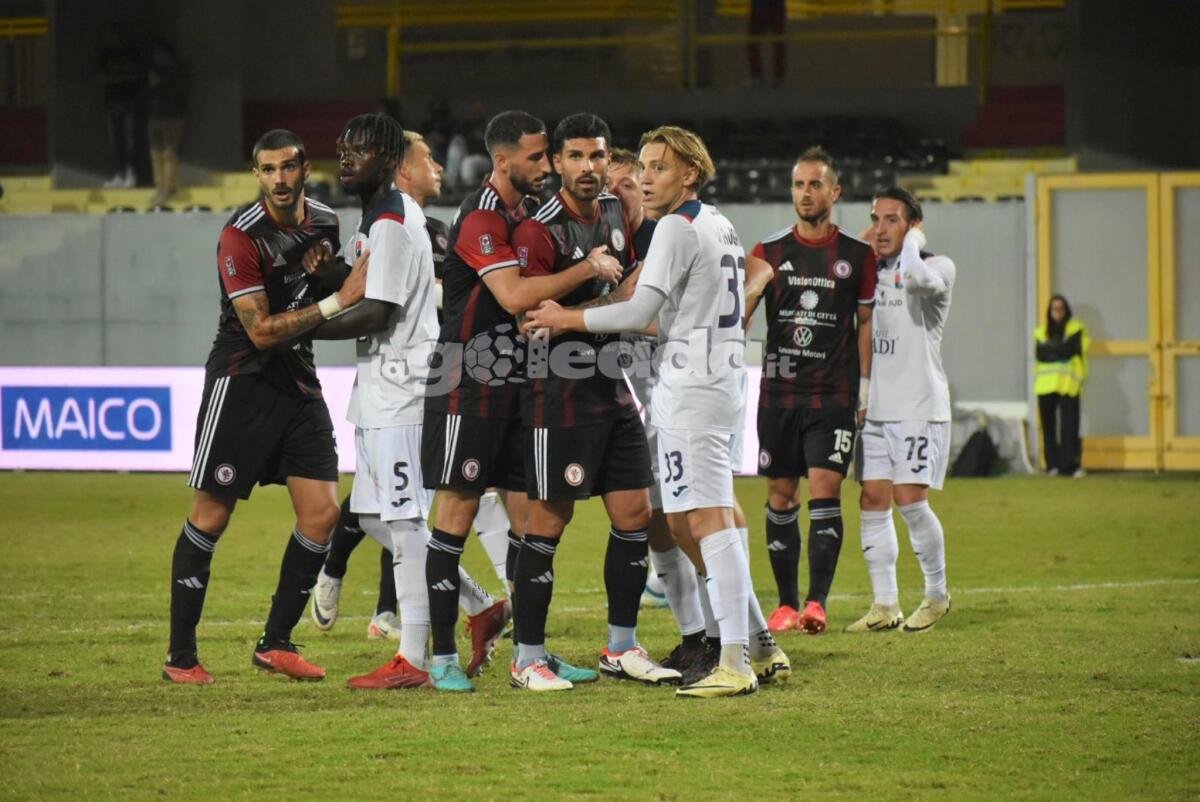 Serie C/C, come cambia la classifica senza Taranto e/o Turris? - Immagine in evidenza: uno scatto di Foggia-Taranto (Serie C - girone C 2024/25) - crediti: foto di Luigia Spinelli (RIPRODUZIONE VIETATA)