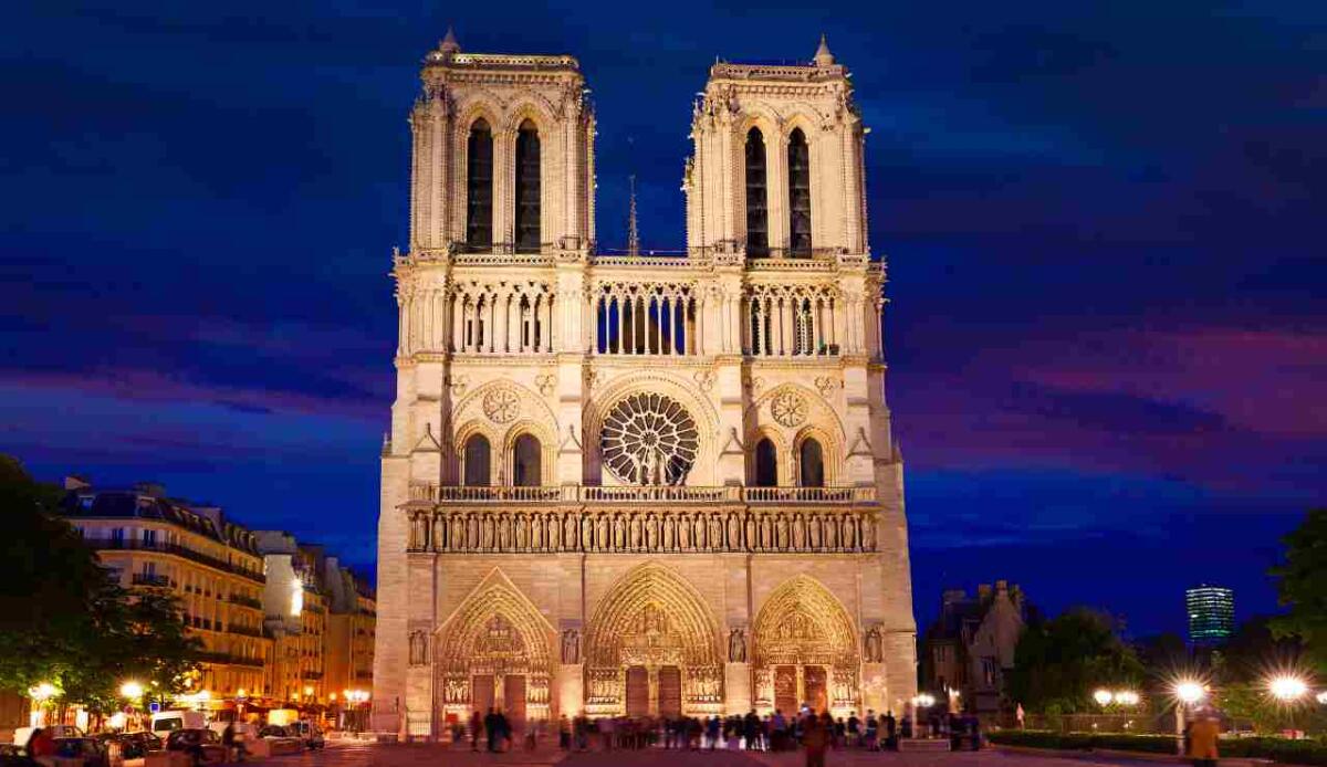 Dalle rovine alla rinascita: le incredibili scoperte sotto Notre Dame dopo il grande incendio - Foto della cattedrale di Notre Dame di Parigi (Canva foto) - qrios.it