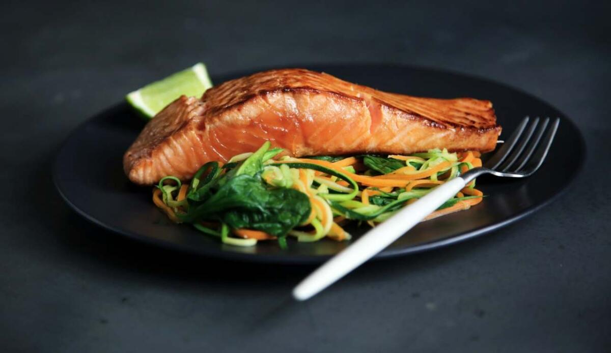 Dal salmone al tè verde, passando per la frutta: ecco la dieta perfetta per un cervello al top - Dieta da seguire per un cervello al top: salmone ma non solo (Unsplash) - FindBest