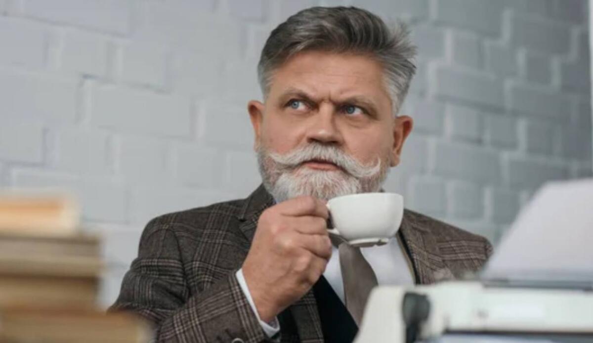 Tè e baffi impeccabili: la curiosa storia della tazza vittoriana "anti-disastri" - Uomo con i baffi beve un té (Depositphotos foto) - www.notiziesecche.it